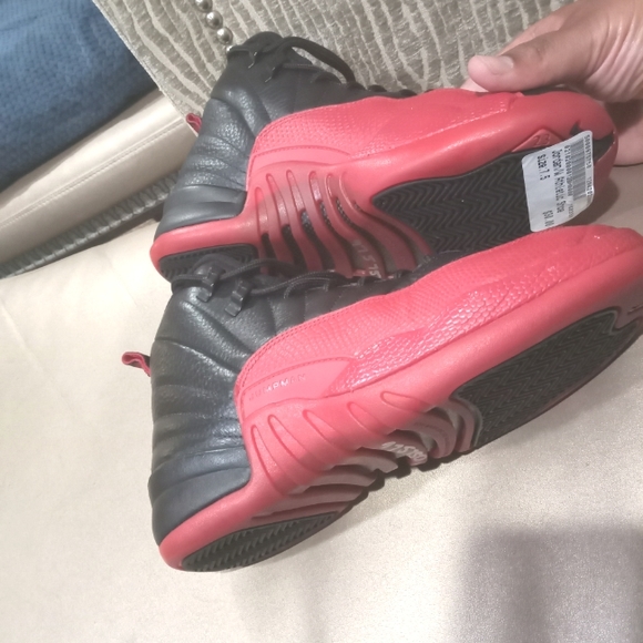 Air Jordan 12 Retro Bred (Flu Game) Athletic shoes/Sneakers - Picture 10 of 14
